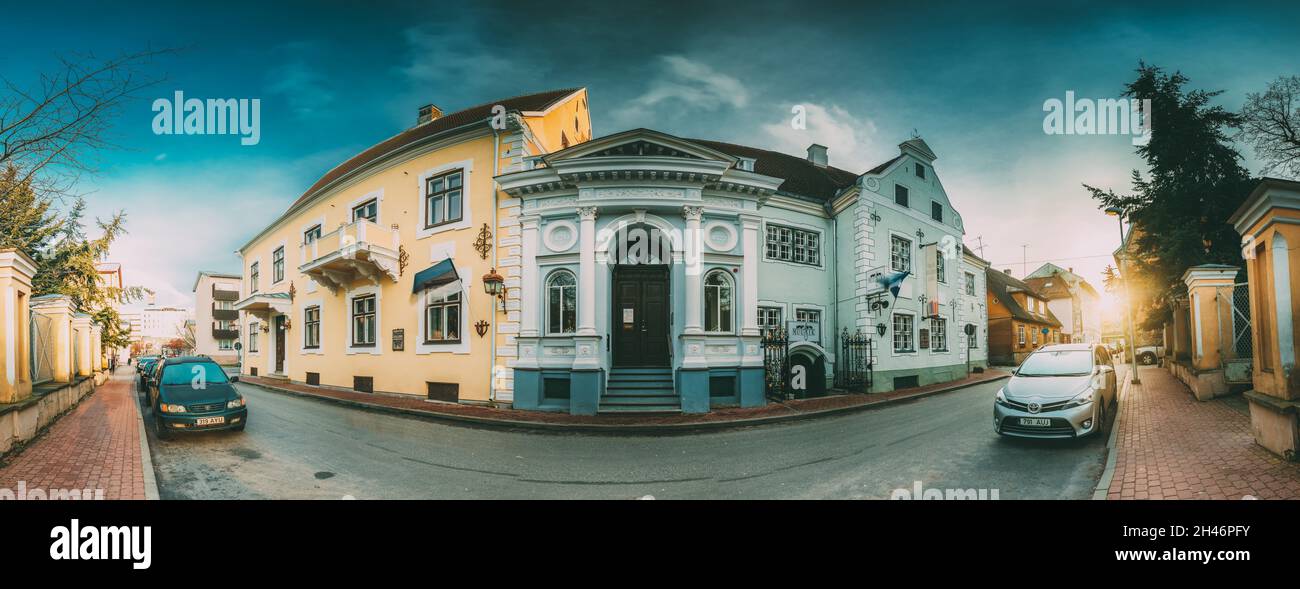 Pärnu, Estland. Alte traditionelle Häuser auf puhavaimu Straße In sonniger Tag Stockfoto