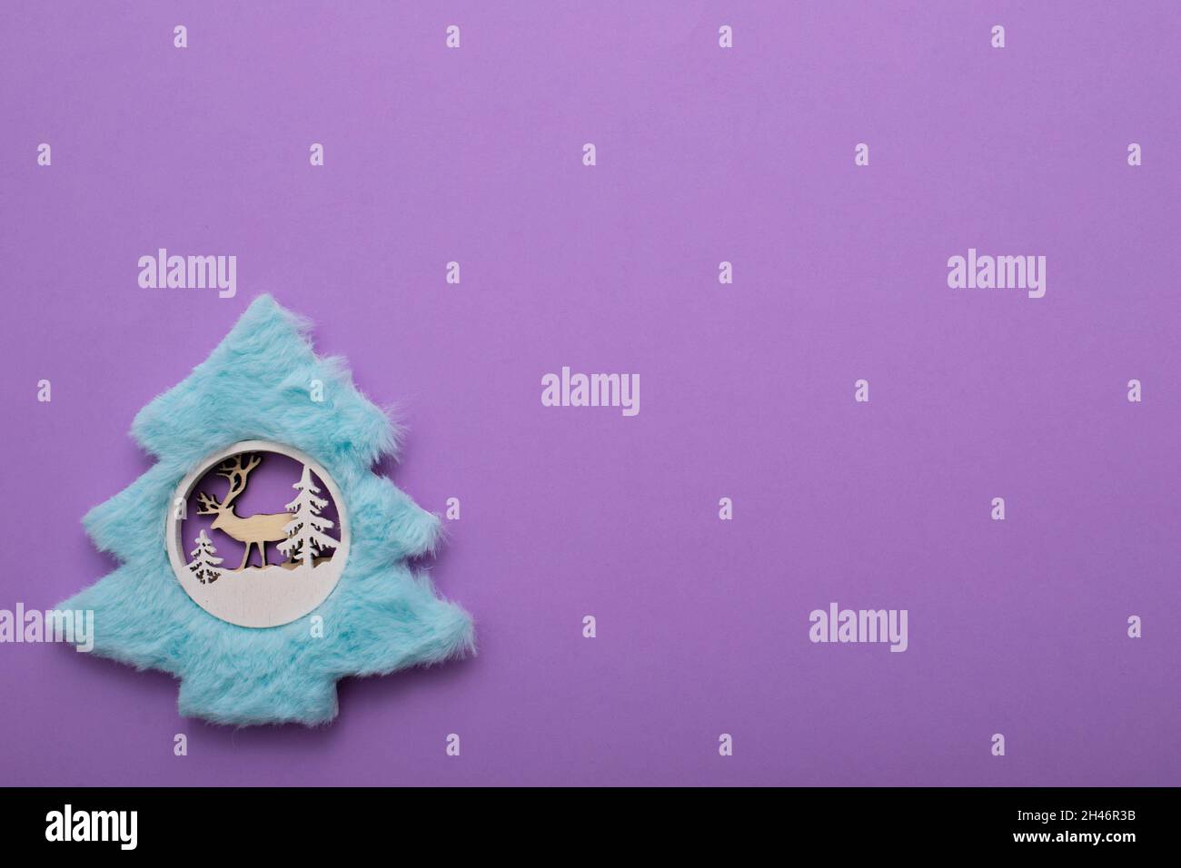 Christmass Flatlay weihnachtsbaum mit blauem Fell Stockfoto