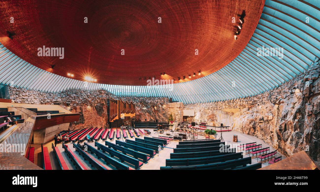 Helsinki, Finnland. Innenraum Der Lutherischen Tempeliaukio Kirche Auch Bekannt Als Kirche Des Felsen Und Felsen. Panorama Stockfoto