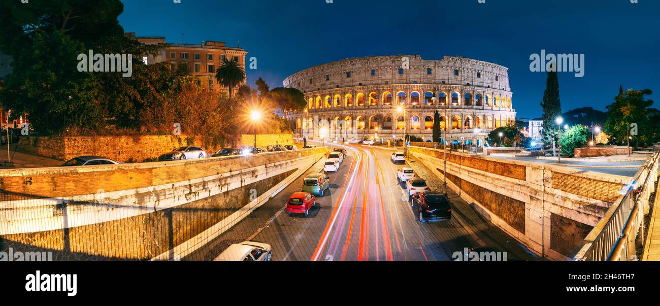 Rom, Italien. Kolosseum Auch Als Flavian Amphitheater Bekannt. Verkehr In Rom In Der Nähe Des Berühmten Weltdenkmal Am Abend. Stockfoto