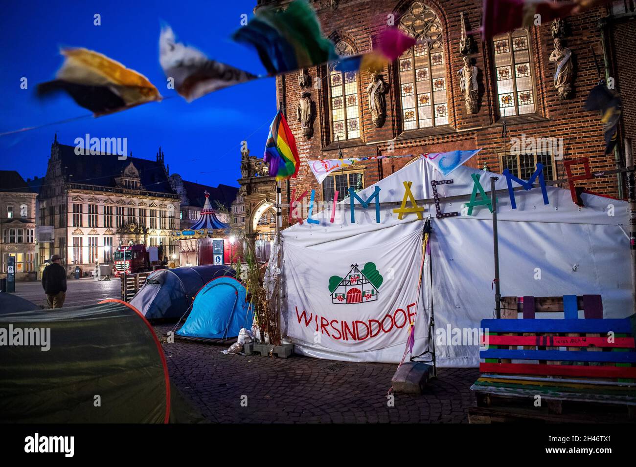 Bremen, Deutschland. November 2021. Die Zelte von Klimaschutzaktivisten werden vor dem Bremer Rathaus aufgestellt. Während sich die Vereinten Nationen zur Weltklimakonferenz in Glasgow treffen, protestieren Bremer Aktivisten seit etwa einem halben Jahr mit einem Klimacamp vor dem Rathaus. Jetzt, da der Winter naht, wollen die Bewohner des Lagers an einen neuen Ort ziehen - wo es auch Heizungsanlagen geben wird. Quelle: Sina Schuldt/dpa/Alamy Live News Stockfoto