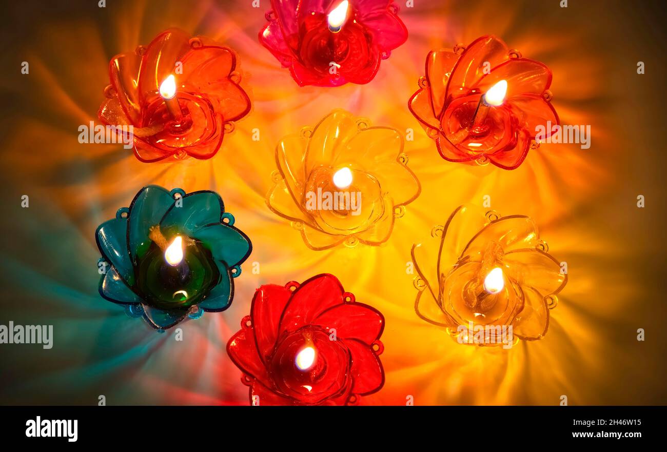 Diwali-Hintergrund mit farbenfroher Darstellung der Lichter von Diya-Lampen Stockfoto