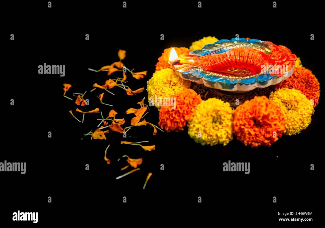 Diwali Hintergrund mit Ton Diya Lampen und Ringelblumen mit Kopierraum Stockfoto