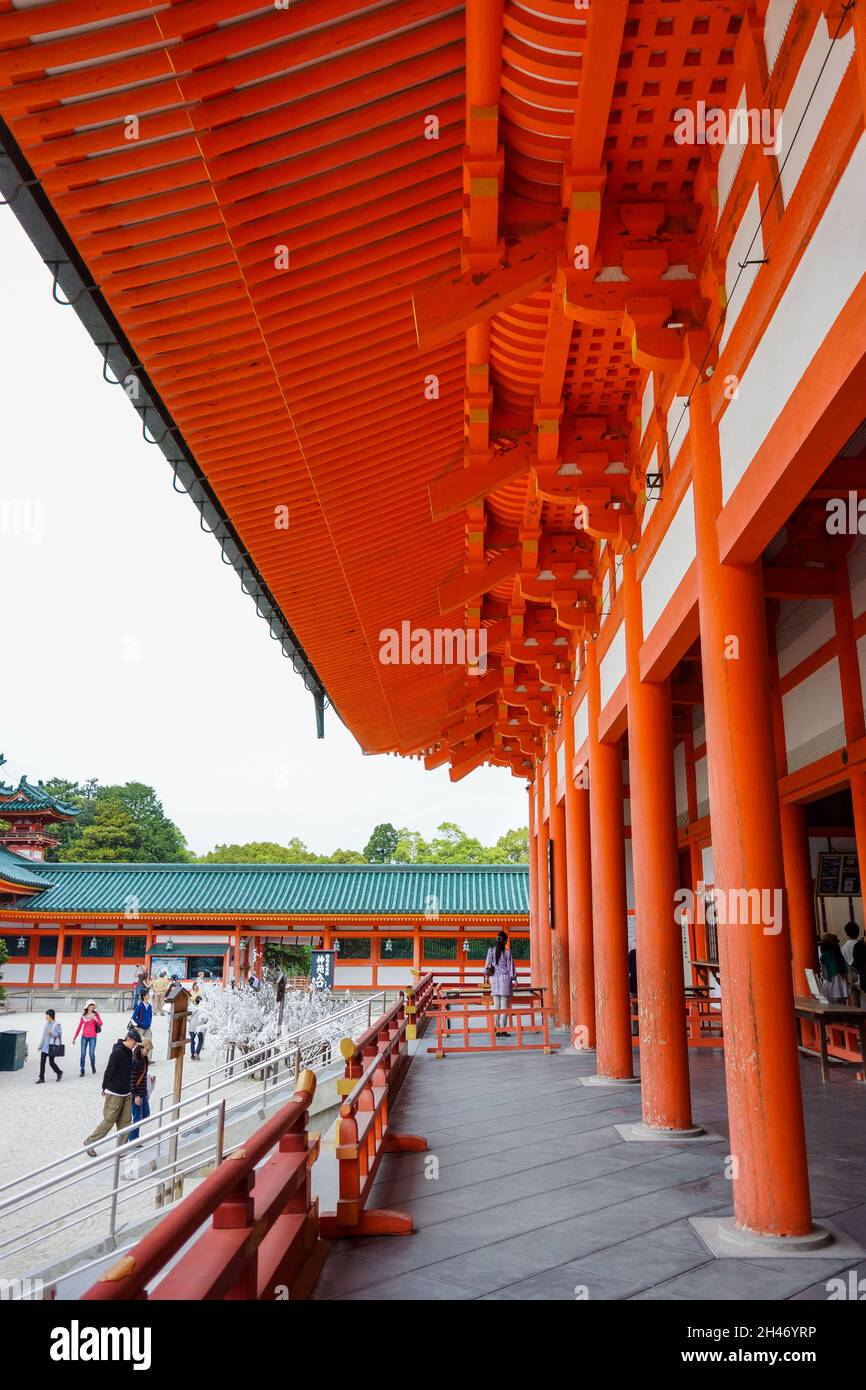 Detail der Decke und des Innenraums des Heian Shrine Hauptgebetssaals oder daigokuden. Von der Seite aus gesehen. Stockfoto