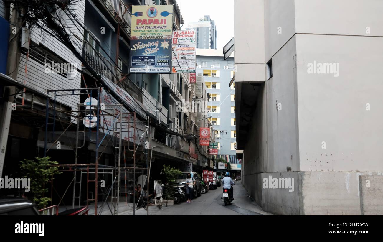 PAPAJI Ratchathewi Gasse entlang des Baiyoke Tower II Bangkok Thailand Stockfoto