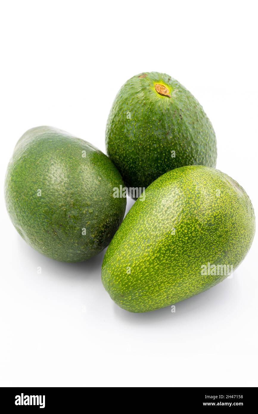 Avocado auf weißem Hintergrund. Kombiniert mit dem Schatten reifer Avocado. Nahaufnahme des Story-Formats Stockfoto