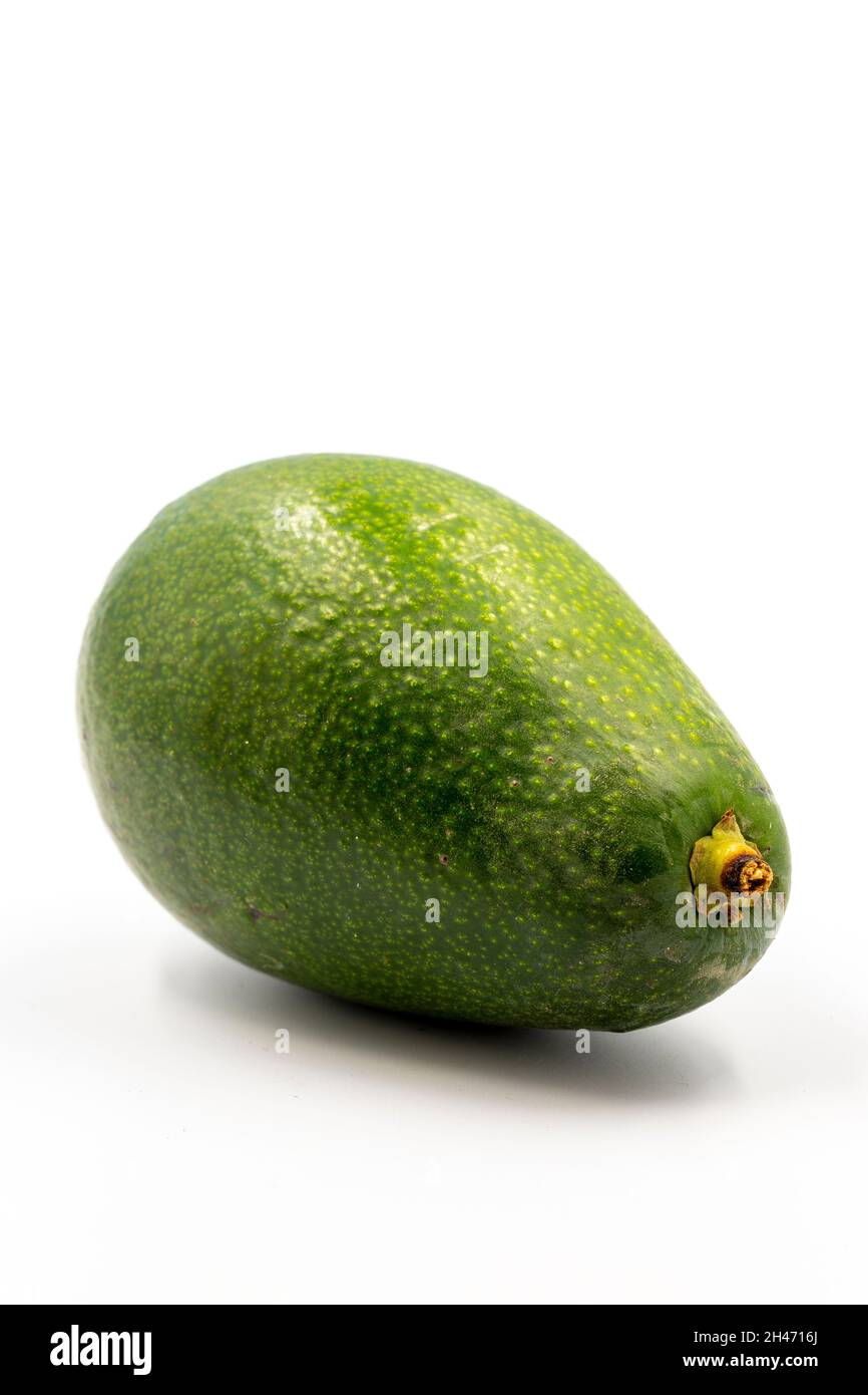 Avocado auf weißem Hintergrund. Kombiniert mit dem Schatten reifer Avocado. Nahaufnahme des Story-Formats Stockfoto