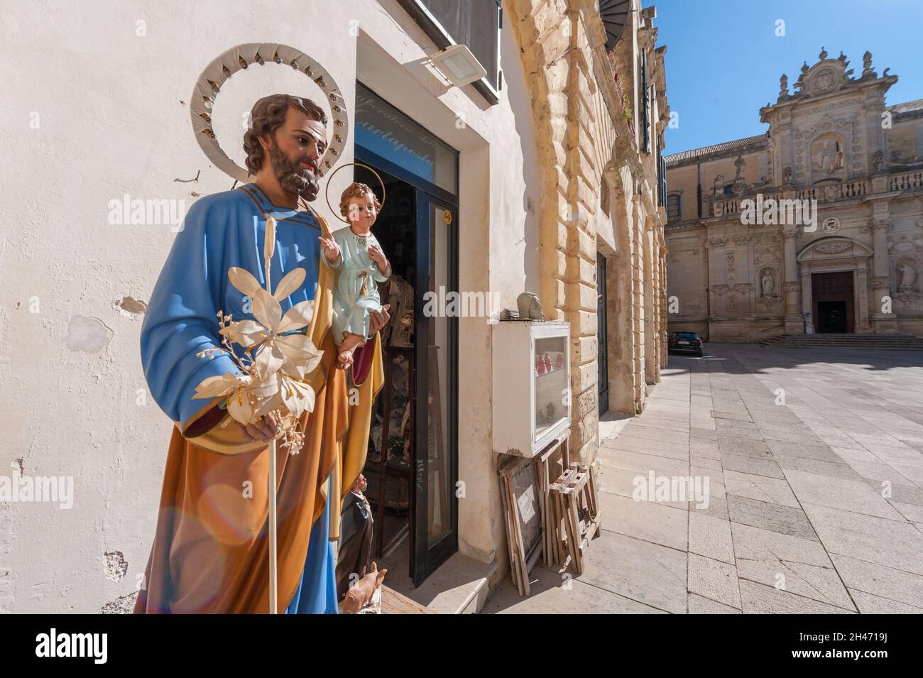 In einer Papiermaché-Kunstwerkstatt: Papiermaché ist eine alte Tradition und war früher das Material für Heilige und Figuren für die Kirchen und die private Religion Stockfoto