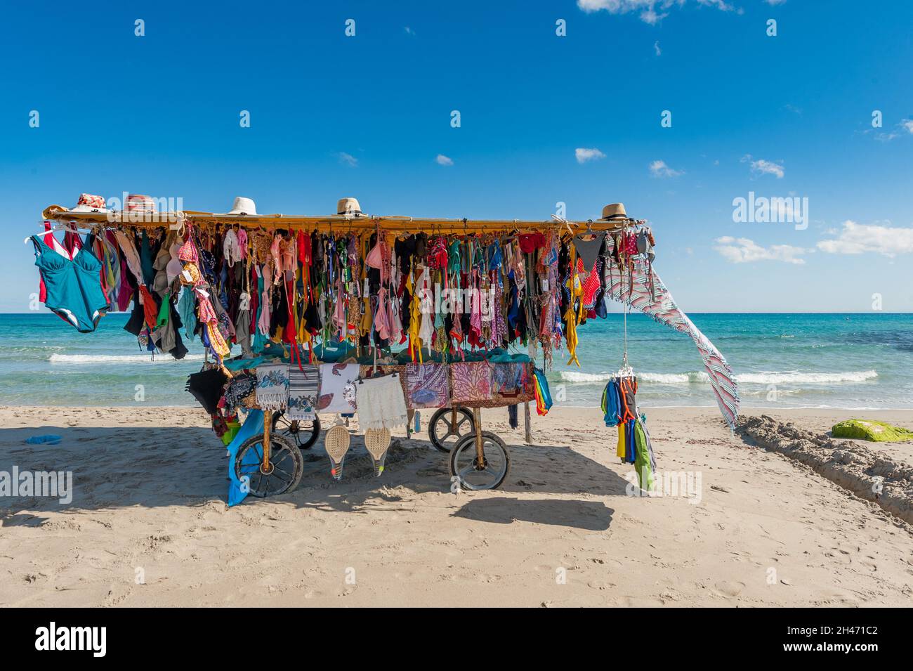 Immigration Shop am Strand entlang der Küste von Torre dell'Orso in Apulien Stockfoto