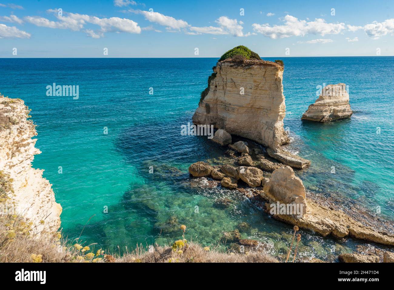 Felsen entlang der Küste von Torre Sant'Andrea Stockfoto