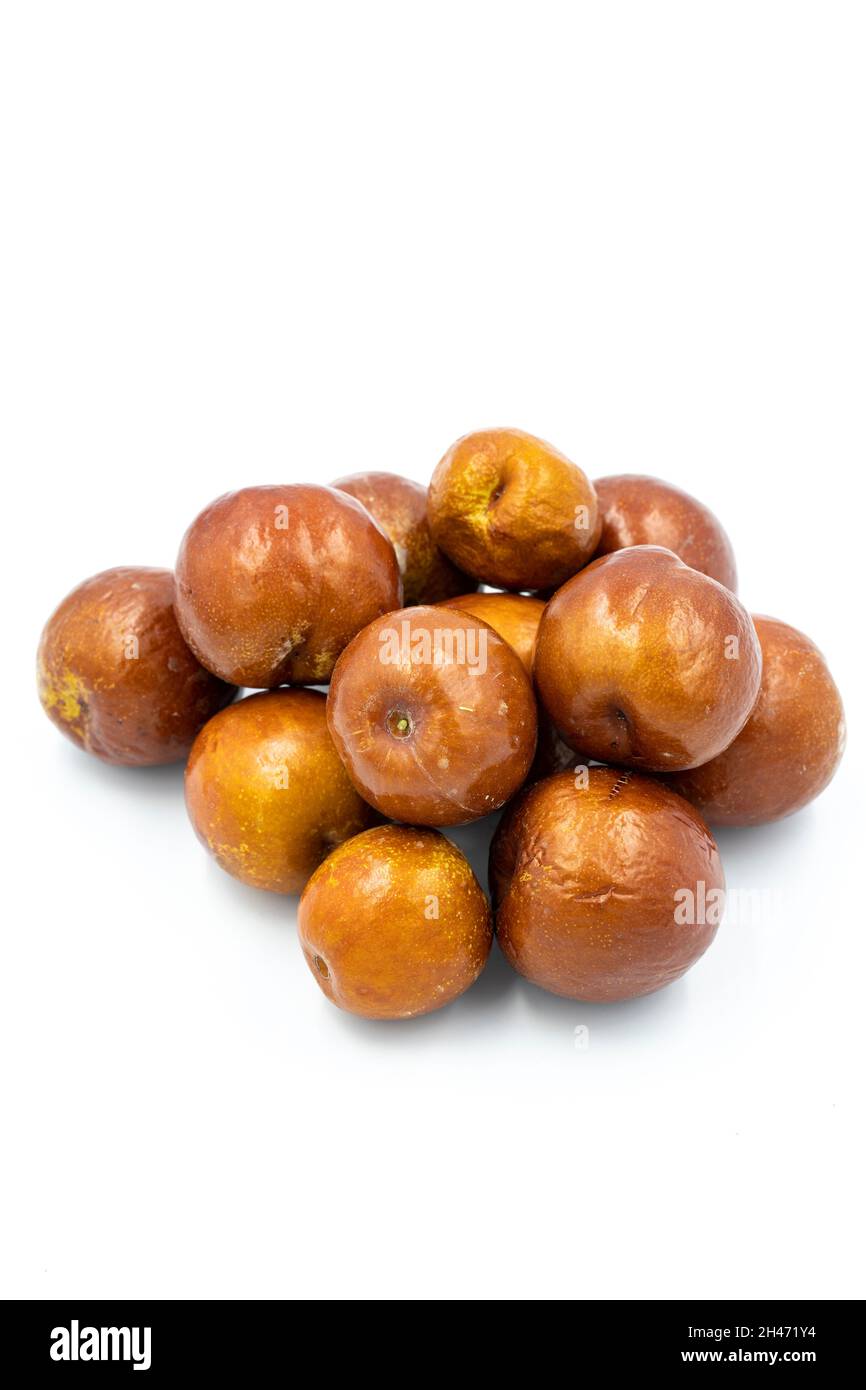 Jujube auf weißem Hintergrund. Kombiniert mit einem reifen Jujube-Farbton. Nahaufnahme des Story-Formats Stockfoto