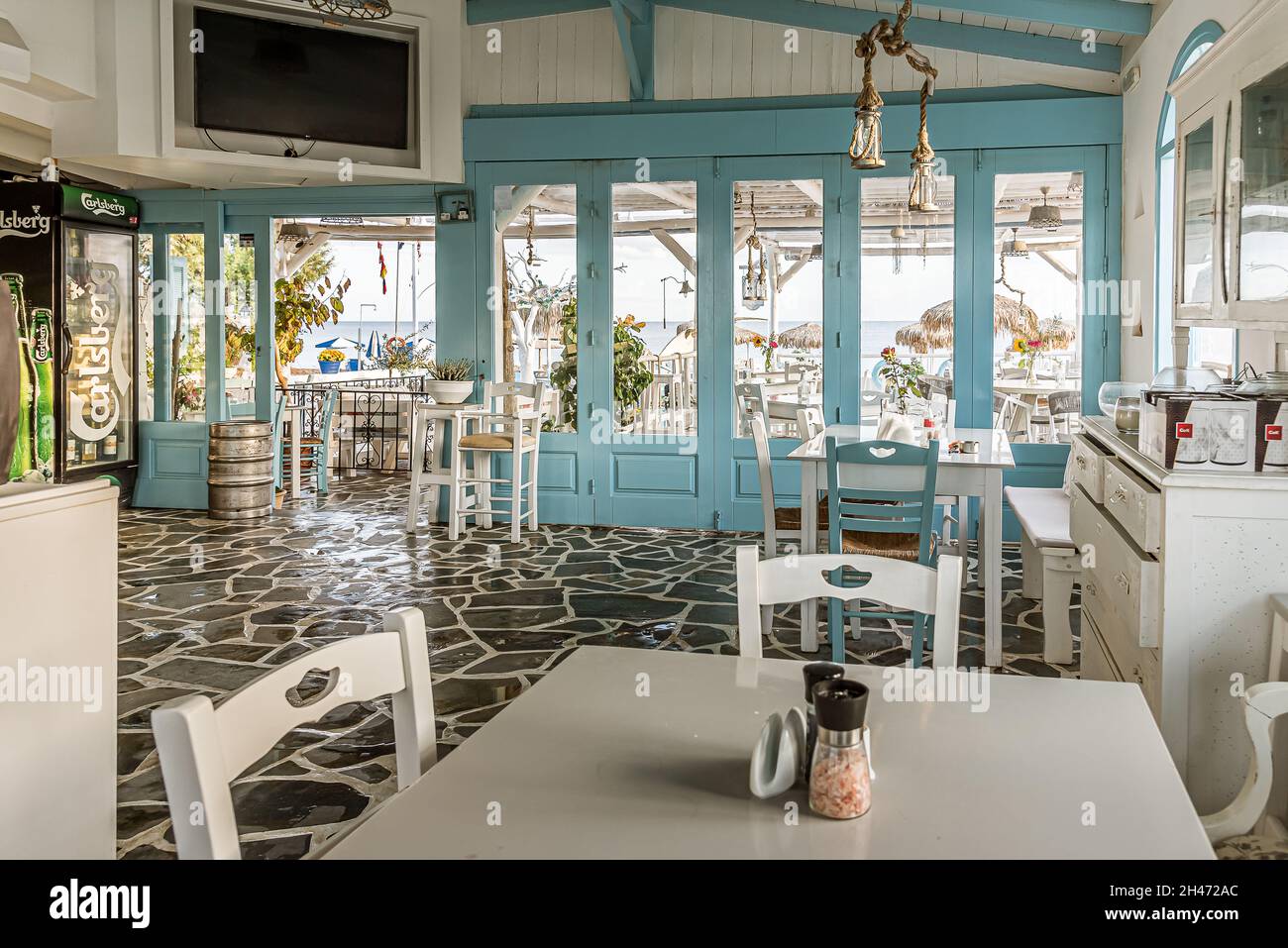 Malerisches griechisches Restaurant mit blauen und weißen Tischen mit Blick auf den Strand, Platanias, Kreta, Griechenland, Oktober 7, 2021 Stockfoto
