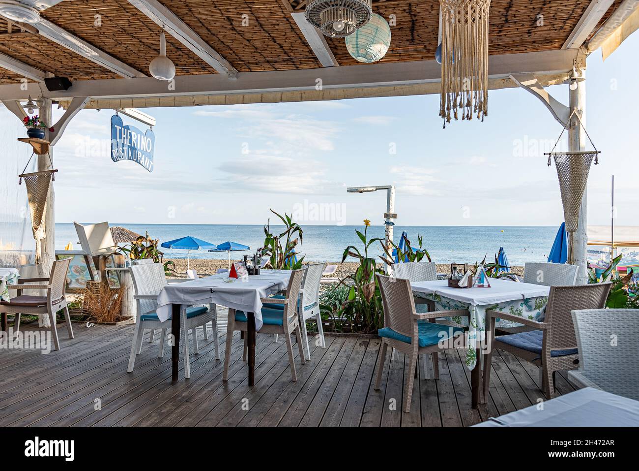 Therino griechisches blau-weißes Restaurant am Strand von Platanias, Platanias, Kreta, Griechenland, Oktober 7, 2021 Stockfoto