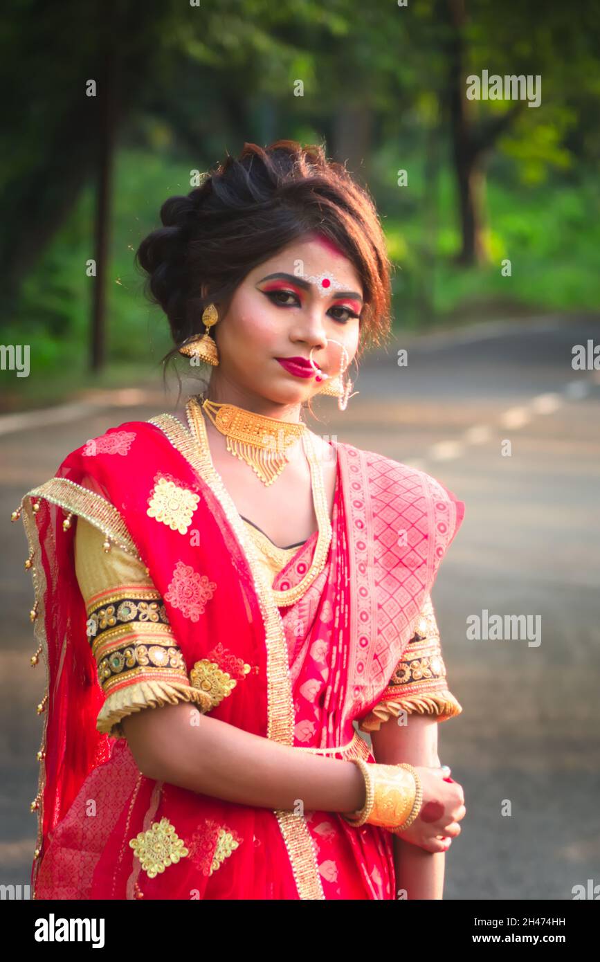 Ein wunderschönes Mädchen Make-up Indianisches Brautkostüm mit rotem Saree  und goldener Bluse Stockfotografie - Alamy