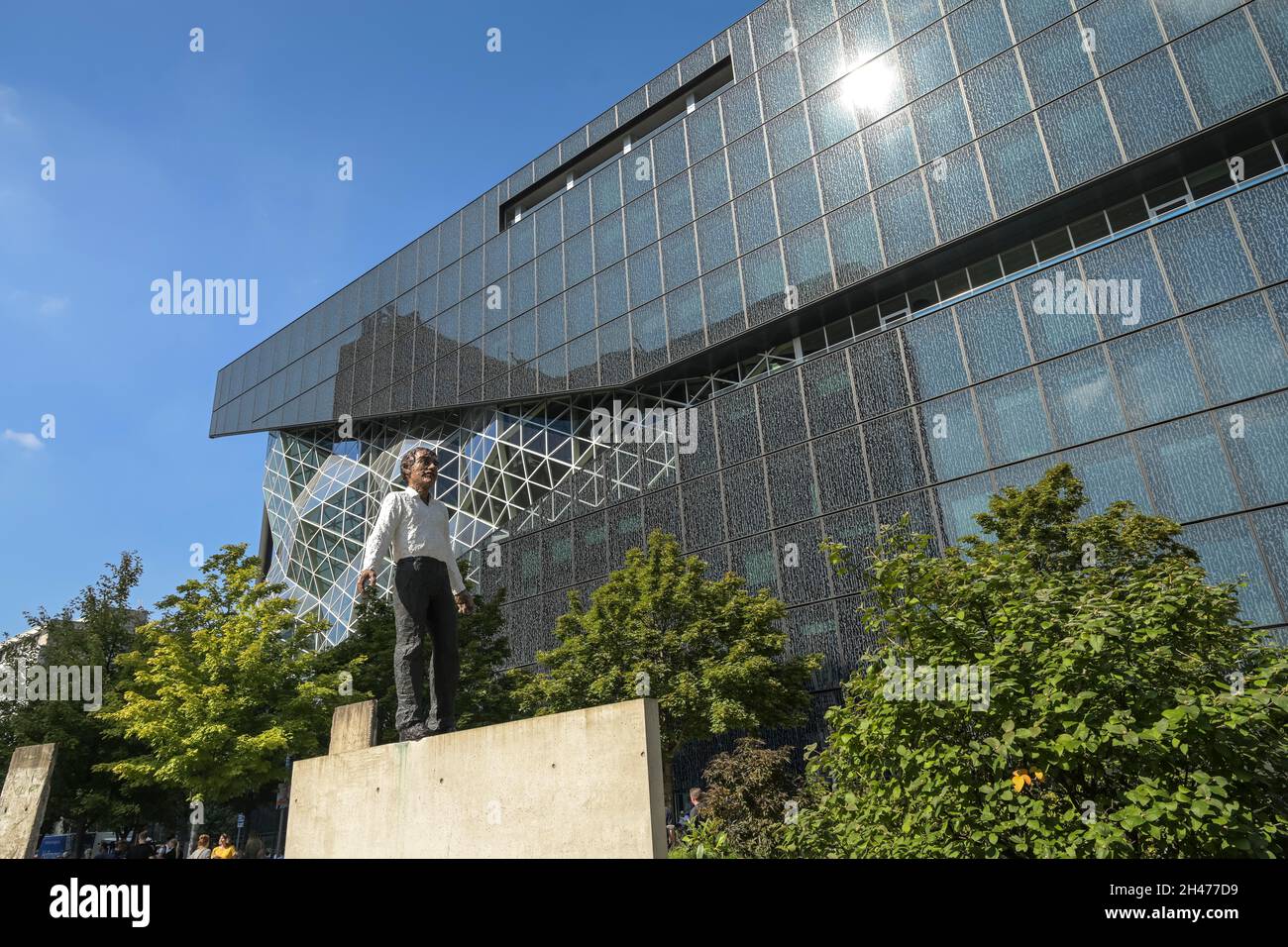 Skulptur „Balanceakt“ von Stephan Balkenhol Neubau Springer-Verlag, Axel-Springer-Straße, Zimmerstraße, Kreuzberg, Friedrichshain-Kreuzberg, Berlin, D Stockfoto