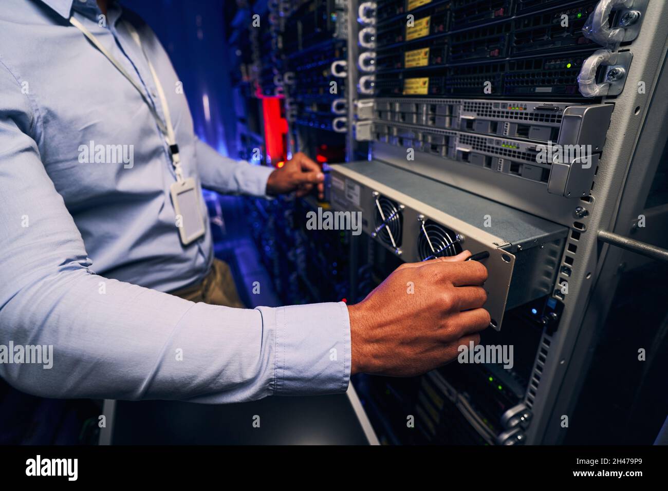 Techniker, der das Upgrade der Ausstattung des Rechenzentrums durchführt Stockfoto
