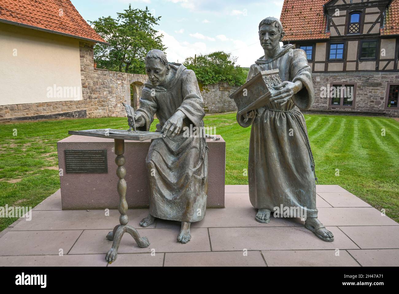 Skulptur, Mönch Herimann und Rogerus, Kloster Helmarshausen, Hessen, Deutschland Stockfoto
