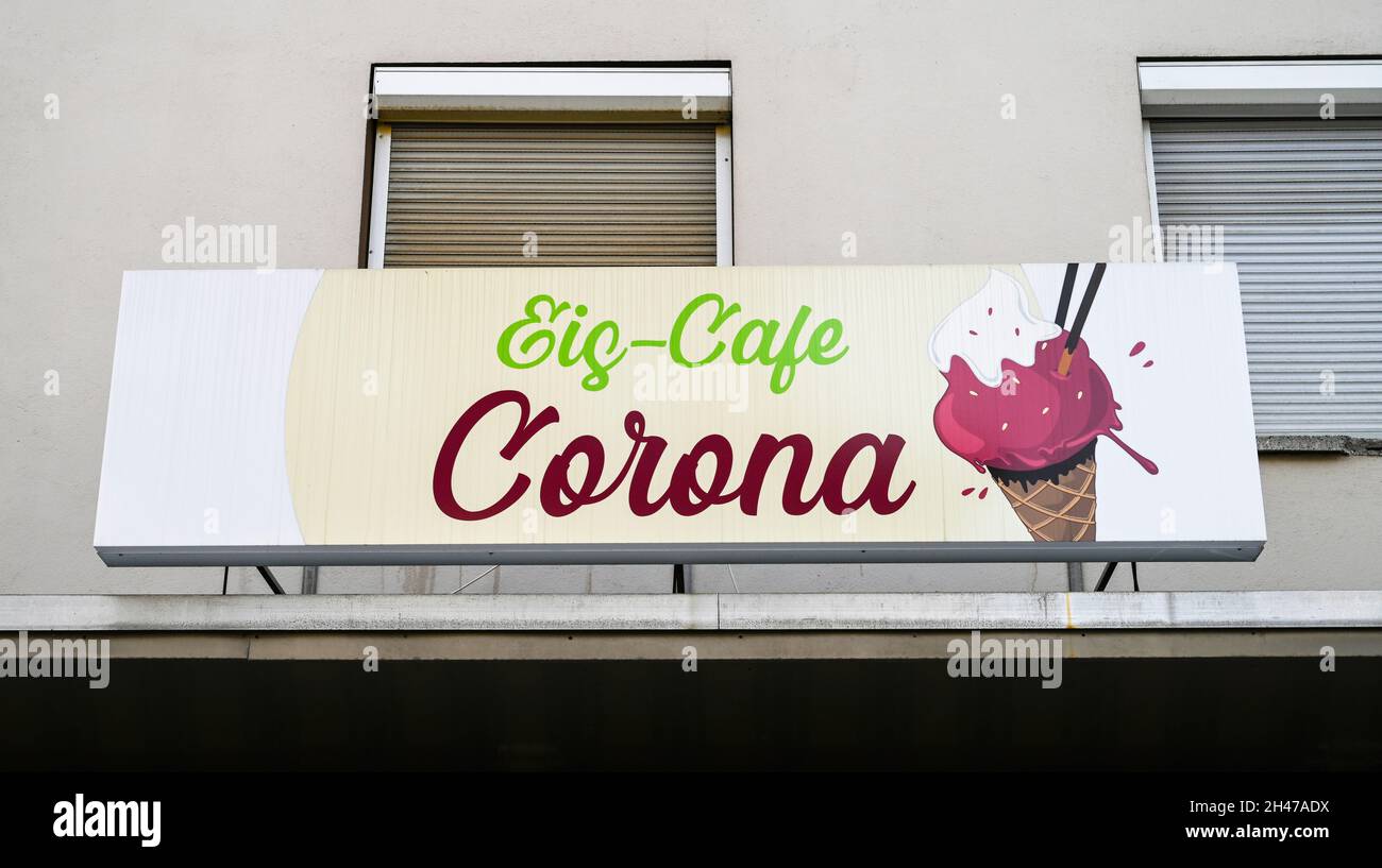 Eiscafe mit dem Namen Corona, Vlotho, Nordrhein-Westfalen, Deutschland Stockfoto
