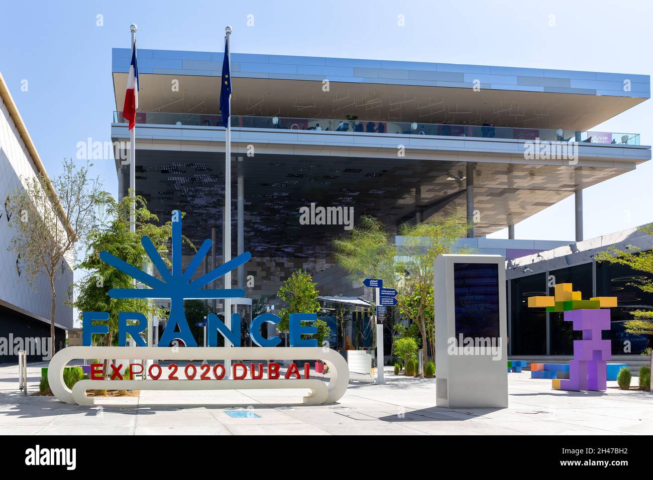 Dubai, VAE, 17.10.2021. Nationaler Pavillon Frankreichs auf der Expo 2020 in Dubai, modernes Architekturgebäude mit Flaggen der französischen und der Europäischen Union davor. Stockfoto