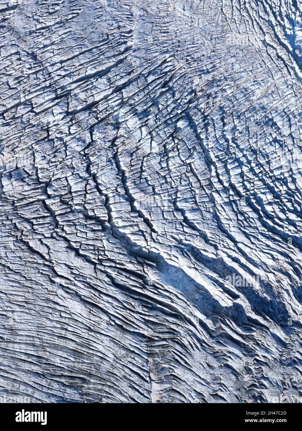 VERTIKALE LUFTAUFNAHME. Spalten auf der Oberfläche des Bossons-Gletschers im Oktober. Chamonix-Mont Blanc, Haute-Savoie, Auvergne-Rhône-Alpes, Frankreich. Stockfoto