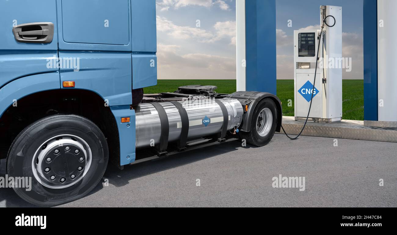 CNG-LKW an einer Tankstelle. Konzept Stockfoto