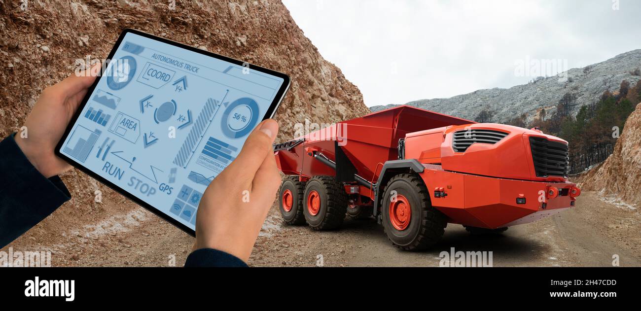 Man steuert autonom Bergbau-LKW mit digitalen Tablet Stockfoto