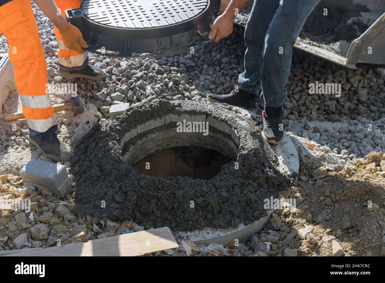Bau der Kanalisation Installation einer Kanalisation Schachtloch auf Klärgrube aus Beton Ringe. Stockfoto
