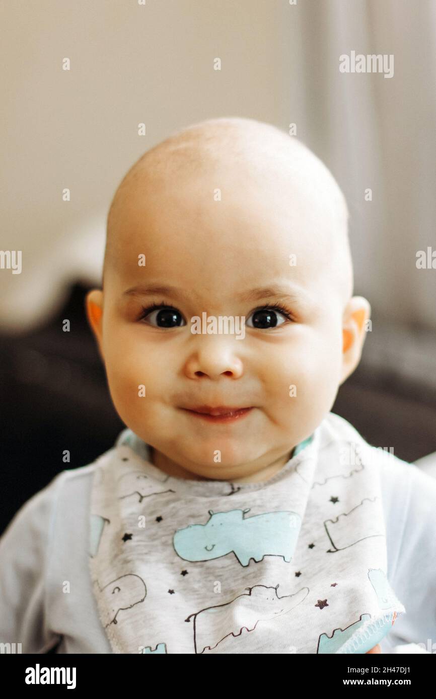 Süßer kleiner Junge mit molligen Wangen und großen Augen. Porträt eines glücklichen Säuglings Stockfoto