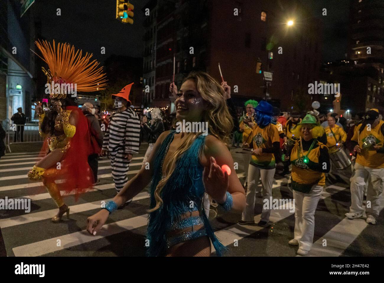 New York, Usa. Oktober 2021. Mitglieder einer Samba-Gruppe nehmen an der 48th Annual Village Halloween Parade in New York City Teil. Das diesjährige Thema ist „Let's Play“, das den Kindern von New York gewidmet ist, die 2020 kein richtiges halloween hatten. Im vergangenen Jahr wurden die Parade sowie zahlreiche andere Halloween-Veranstaltungen aufgrund der Coronavirus-Pandemie abgesagt oder zurückgeschraubt. (Foto von Ron Adar/SOPA Images/Sipa USA) Quelle: SIPA USA/Alamy Live News Stockfoto