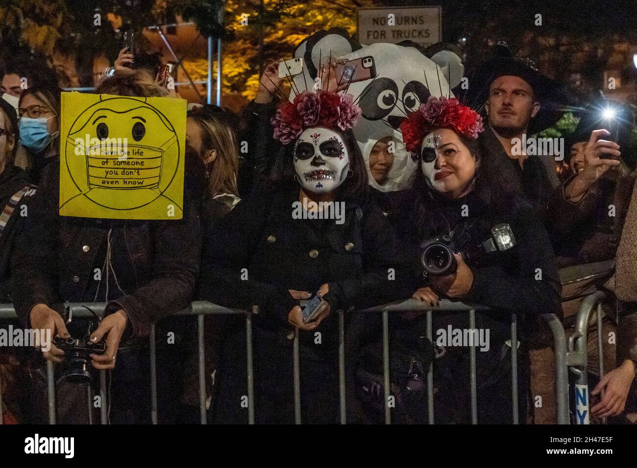 New York, Usa. Oktober 2021. Tausende von Zuschauern, einige in Kostümen, beobachten die 48th Annual Village Halloween Parade in New York City. Das diesjährige Thema ist „Let's Play“, das den Kindern von New York gewidmet ist, die 2020 kein richtiges halloween hatten. Im vergangenen Jahr wurden die Parade sowie zahlreiche andere Halloween-Veranstaltungen aufgrund der Coronavirus-Pandemie abgesagt oder zurückgeschraubt. (Foto von Ron Adar/SOPA Images/Sipa USA) Quelle: SIPA USA/Alamy Live News Stockfoto