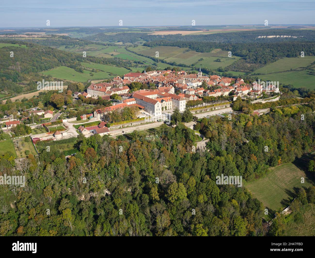 LUFTAUFNAHME. Kleine Stadt auf einem Vorgebirge mit Blick auf das Ozerain-Tal. Flavigny-sur-Ozerain, Côte d'Or, Bourgogne-Franche-Comté, Frankreich. Stockfoto