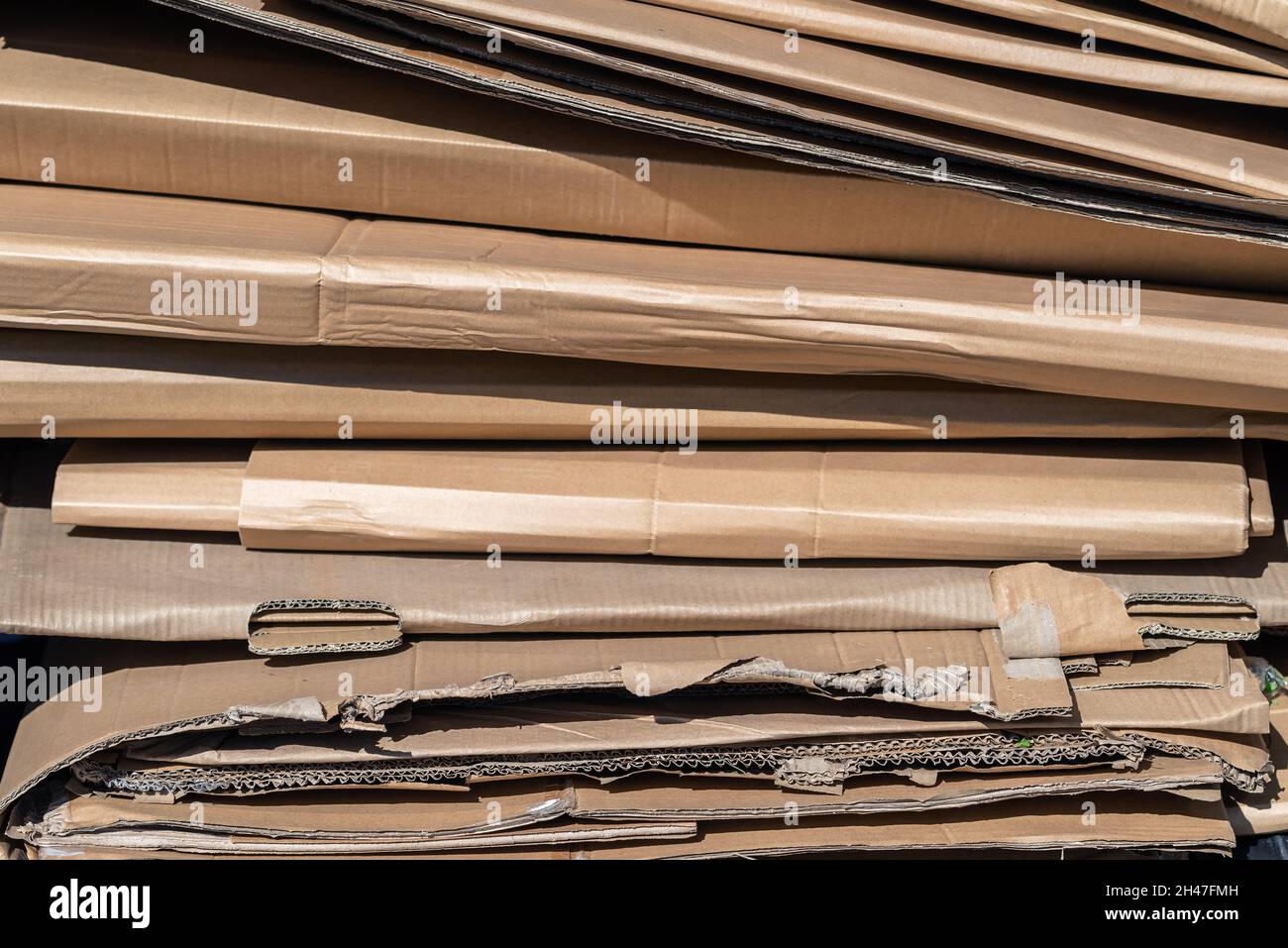 Stapel abgeflachte Kartons, bereit zum Recycling Stockfoto
