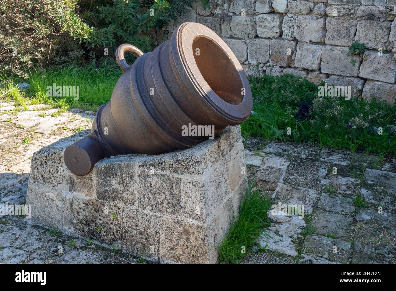 Alte, rostige Kanonen auf den befestigten Mauern der alten Stadt Akko Israel schützen den Hafen und die Stadt vor der Invasion der Marine. Jetzt eine historische Esplana Stockfoto