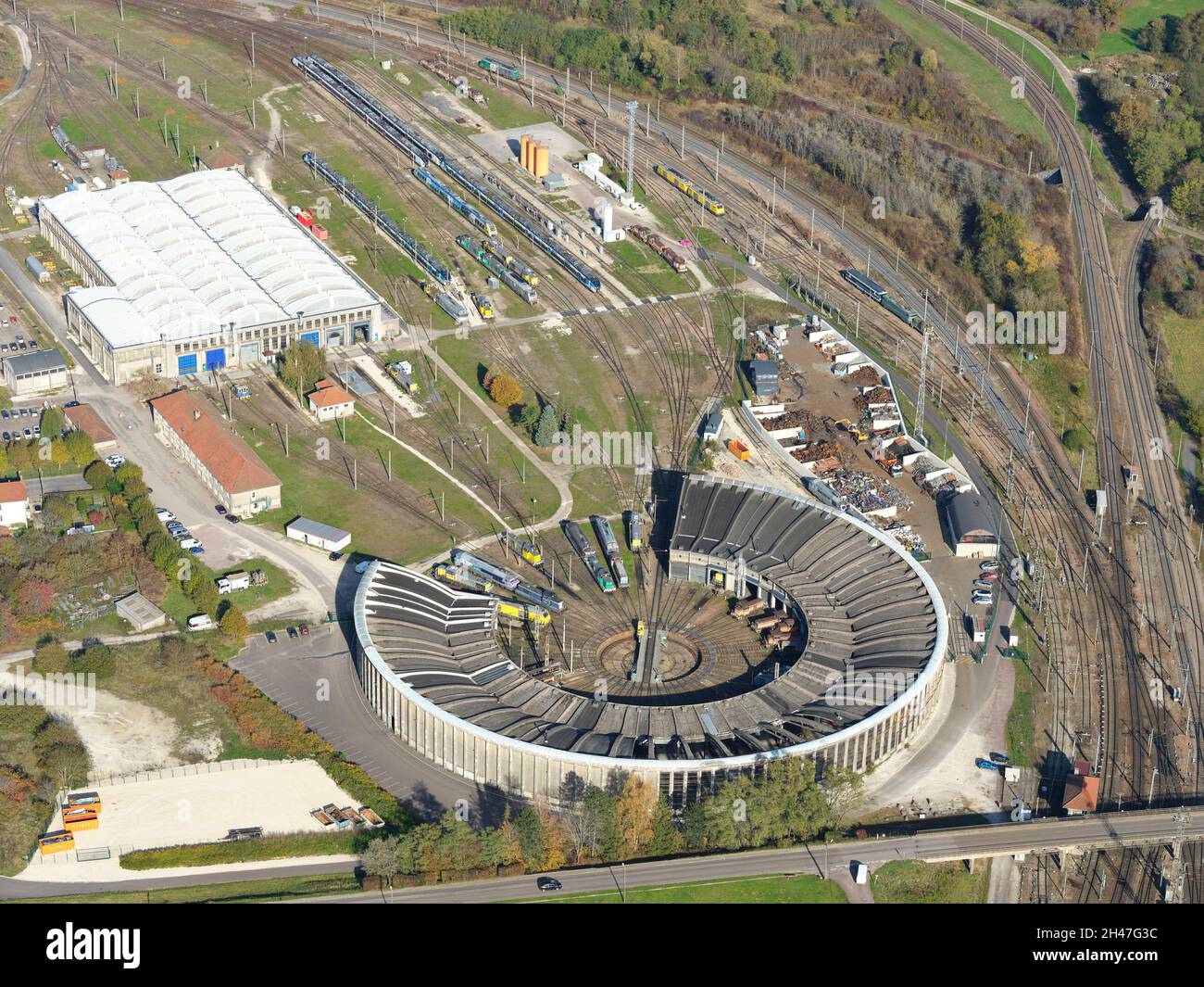 LUFTAUFNAHME. 'La Rotonde', ein Rundhaus, das für den Abbau von Lokomotiven genutzt wird. Chalindrey, Haute-Marne, Grand Est, Frankreich. Stockfoto