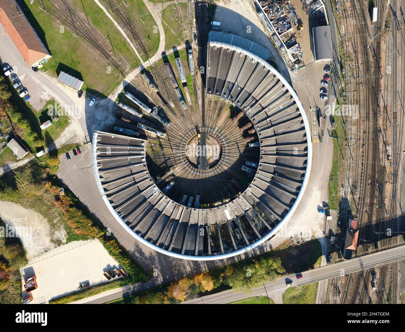 VERTIKALE LUFTAUFNAHME. 'La Rotonde', ein Rundhaus, das für den Abbau von Lokomotiven genutzt wird. Chalindrey, Haute-Marne, Grand Est, Frankreich. Stockfoto