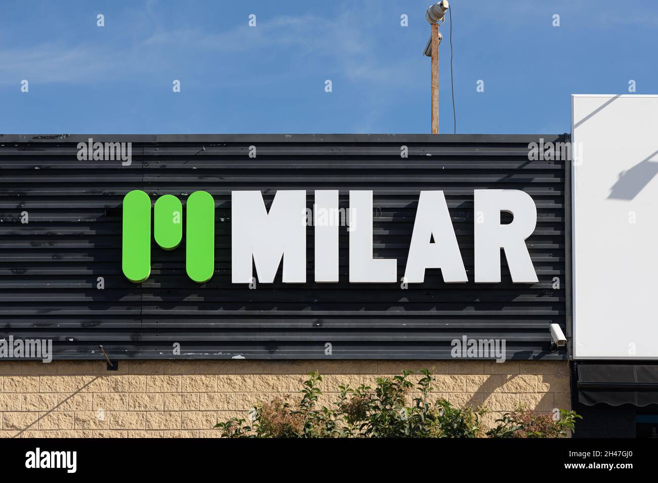 LA ELIANA, SPANIEN - 27. OKTOBER 2021: Milar ist eine Gruppe von Geschäften, die sich auf Haushaltsgeräte und elektronische Produkte spezialisiert haben Stockfoto