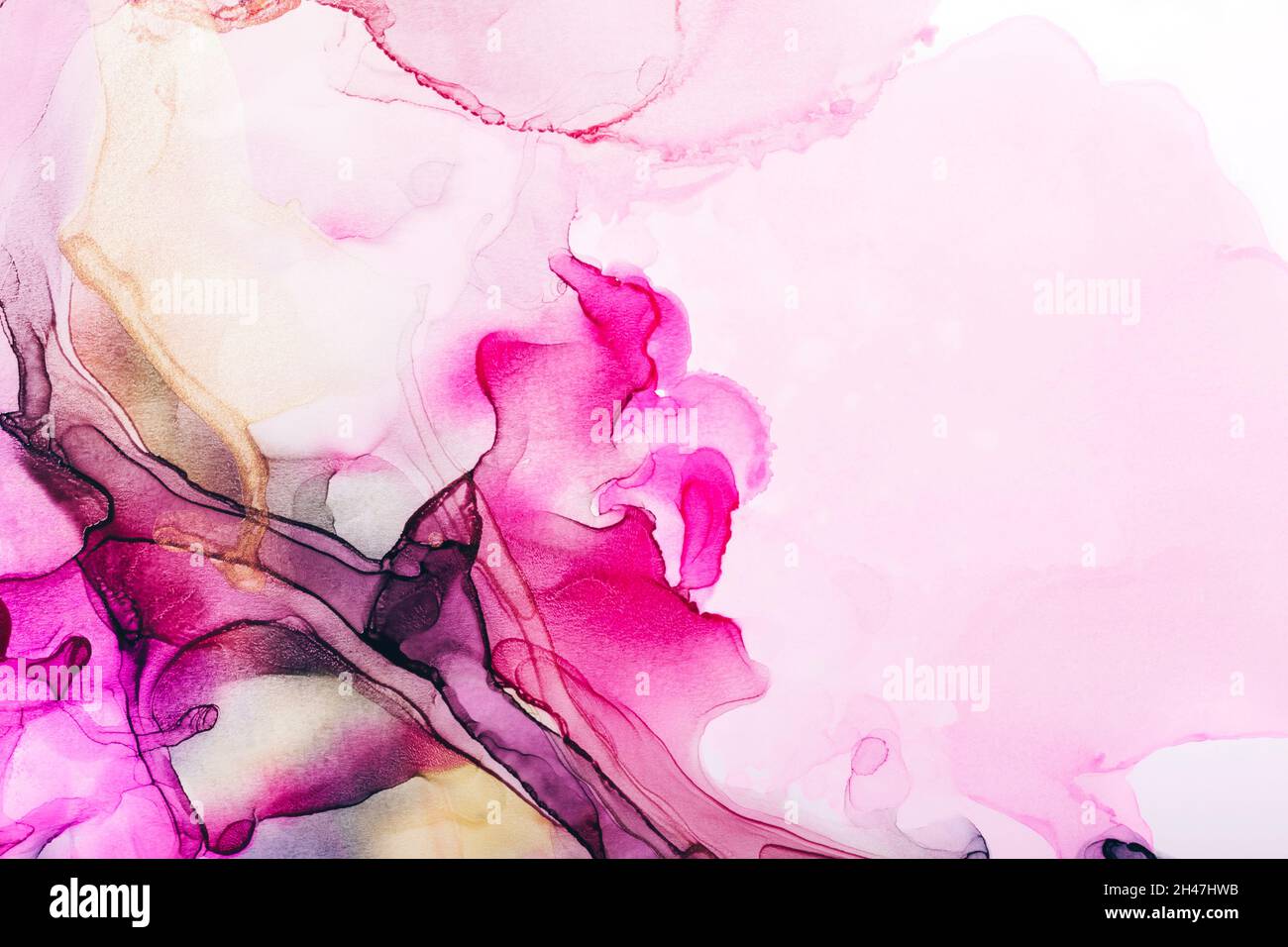 Aquarell-Alkoholtinte wirbelt. Transparente Wellen und Wirbel in magentafarbenen Farben Stockfoto