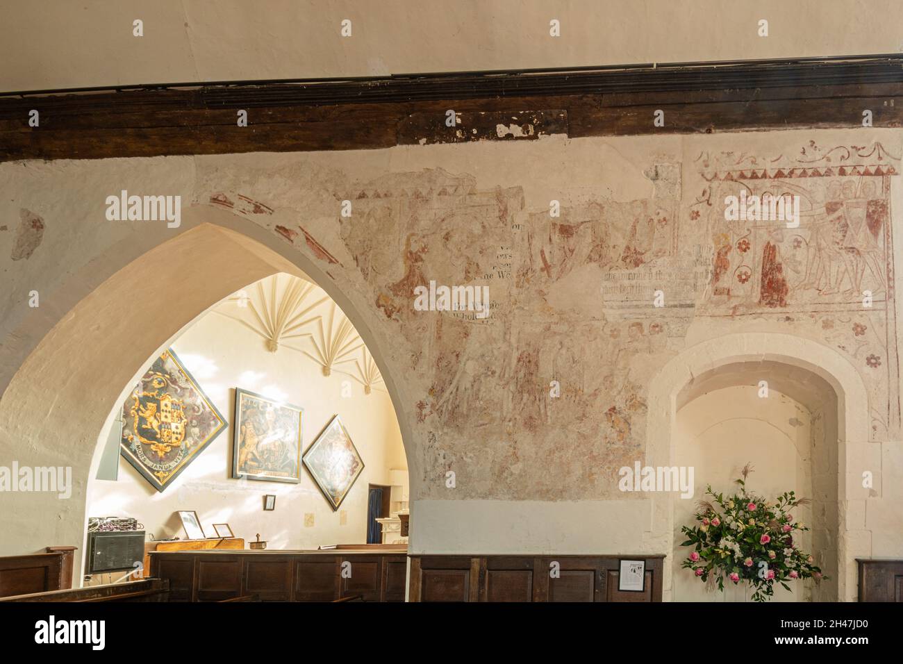 Historische Wandmalereien in der St. James' Church, Bramley Village, Hampshire, Großbritannien, ein denkmalgeschütztes Gebäude. Gemälde des Mordes an Thomas Becket Stockfoto