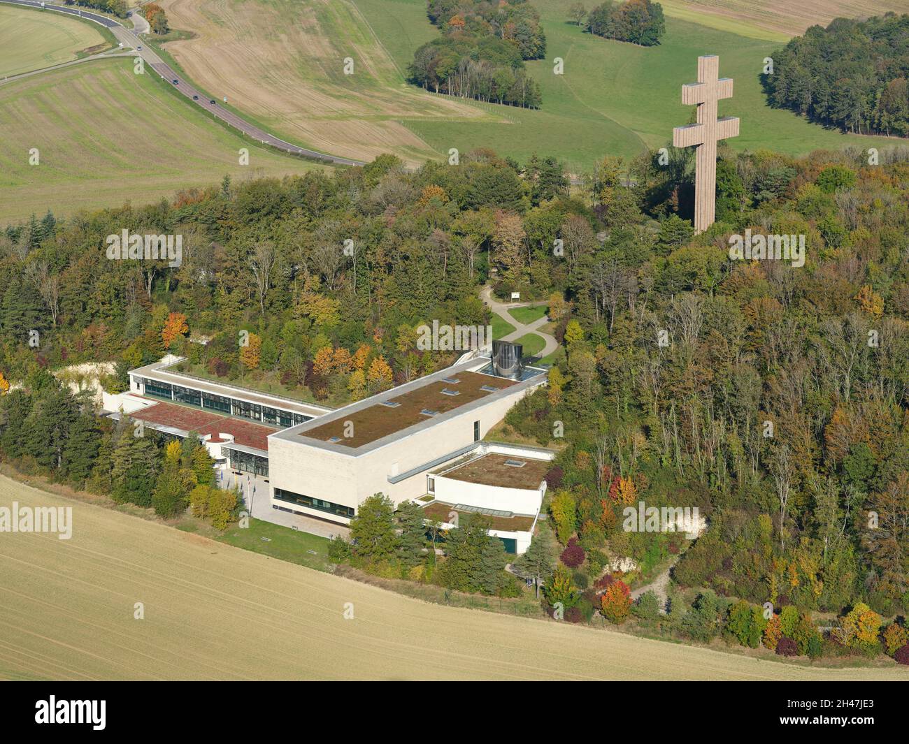 LUFTAUFNAHME. Das Charles de Gaulle-Denkmal und das 44 Meter hohe Cross of Lorraine. Colombey-les-deux-Églises, Haute-Marne, Grand Est, Frankreich. Stockfoto