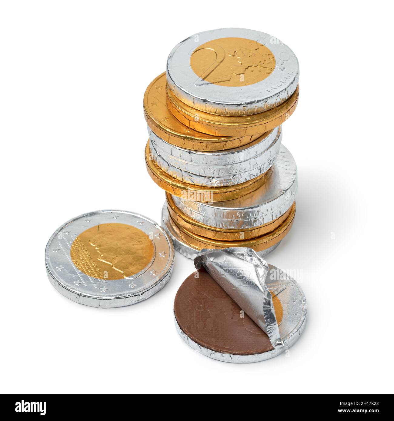 Haufen von goldenen und silbernen Schokoladenmünzen für die Feier von Sint Nicolaas Nahaufnahme auf weißem Hintergrund Stockfoto