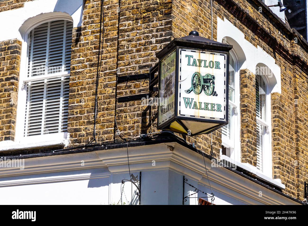 Taylor Walker Schild an der Fassade des Turners Old Star Pub in Wapping, London, Großbritannien Stockfoto