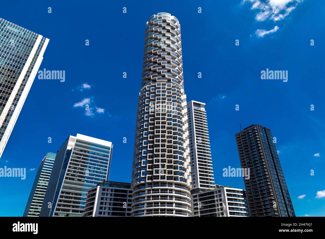 Wolkenkratzer von Wood Wharf (zylindrischer Wohnturm One Park Drive), Canary Wharf, London, Großbritannien Stockfoto