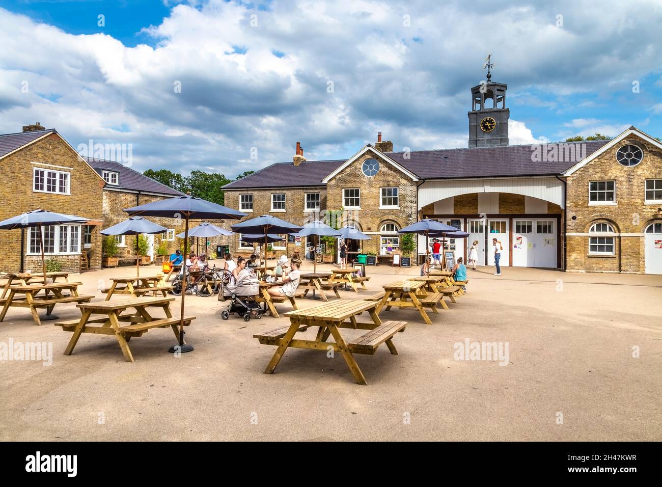 Das Homestead Cafe befindet sich im ehemaligen georgianischen Stallungen im Beckenham Place Park, London, Großbritannien Stockfoto