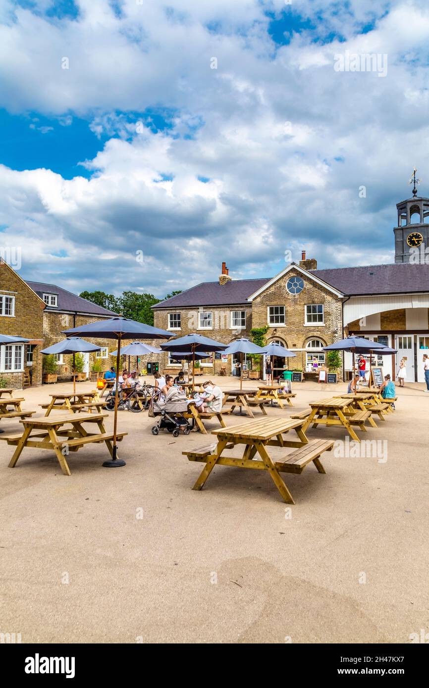 Das Homestead Cafe befindet sich im ehemaligen georgianischen Stallungen im Beckenham Place Park, London, Großbritannien Stockfoto