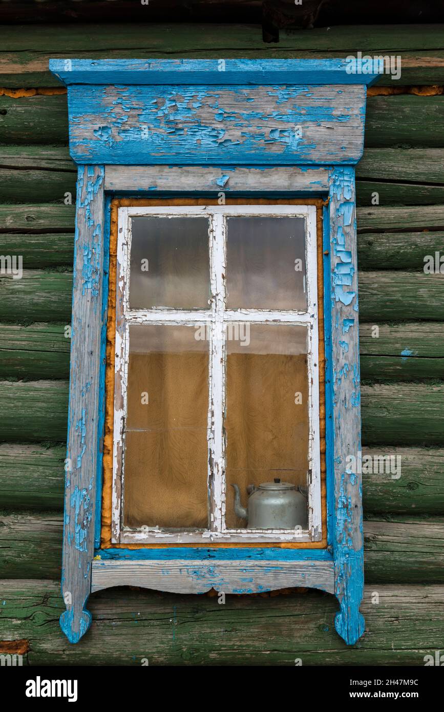 Kessel hinter dem Glas eines schlecht gepflegten Fensterrahmens eines der Wohnhäuser der Mönche im Ivolginsky Datsan, Burjatien, Russland. Stockfoto