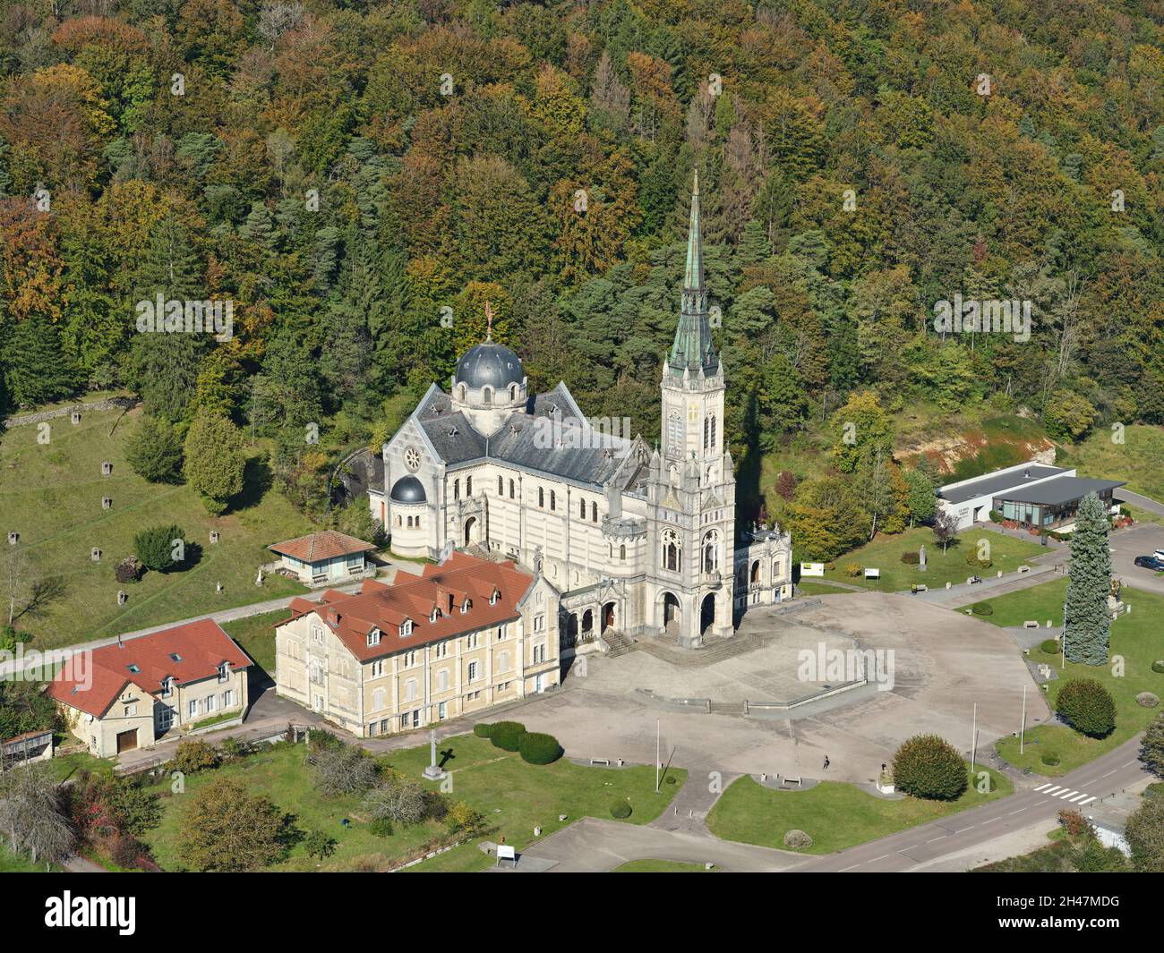 LUFTAUFNAHME. Die Basilika Bois Chenu wurde an der Stelle errichtet, an der Jeanne d'Arc Stimmen hörte. Domrémy-la-Pucelle, Vosges, Grand Est, Frankreich. Stockfoto