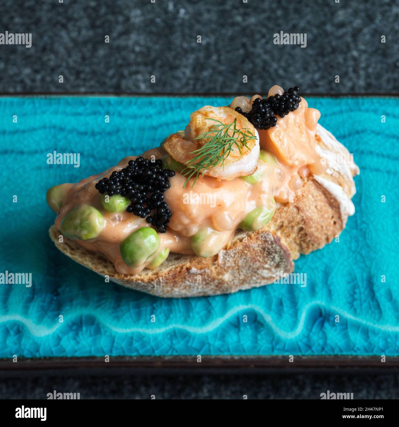 Knusprig gebackenes Brot mit Garnelensalat und Edamamabohnen Stockfoto