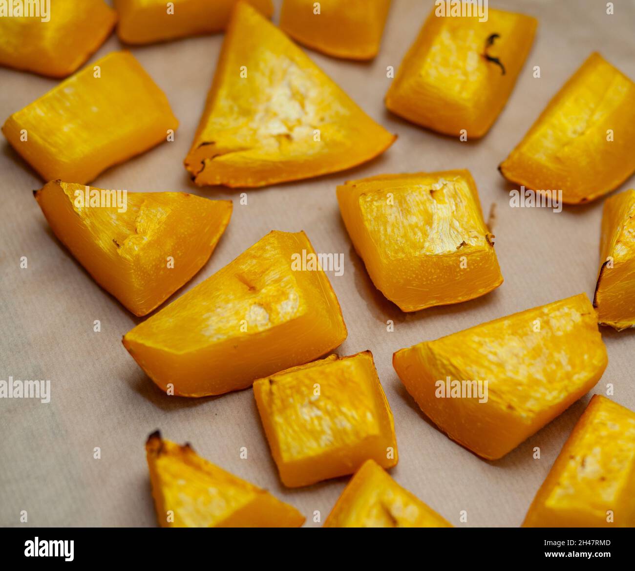 Kürbisscheiben auf einem Backblech im Ofen gebacken. Hausgemachte Speisen Stockfoto