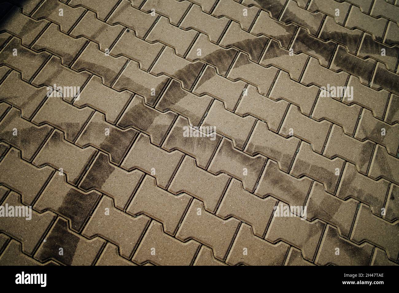 Draufsicht auf kreisförmige Reifenspuren auf dem Bürgersteig  Stockfotografie - Alamy