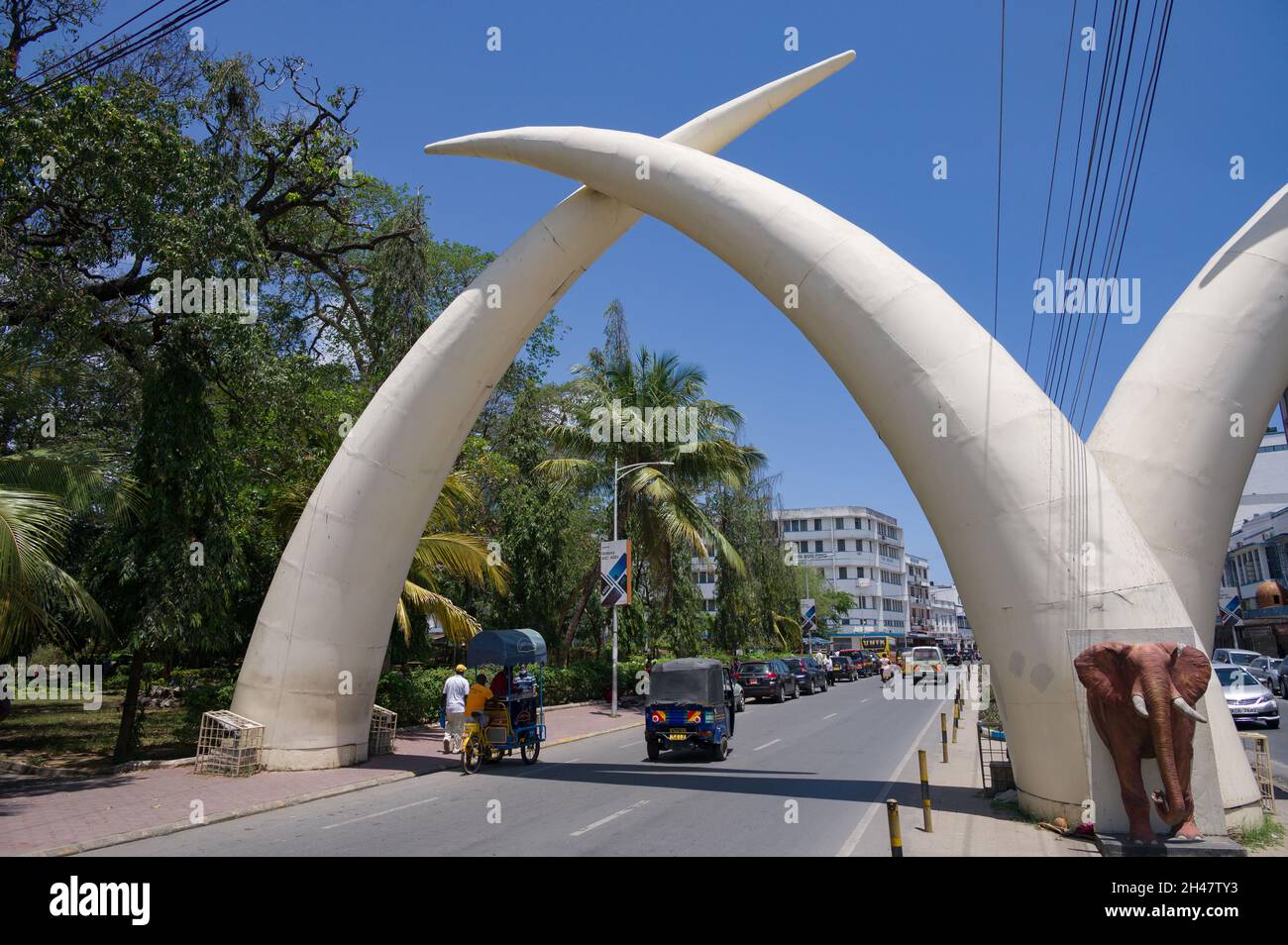 Große Aluminium-Elefantenzähne, Pembe Za Ndovu, bilden einen Bogen über der Moi Avenue, Mombasa, Kenia Stockfoto